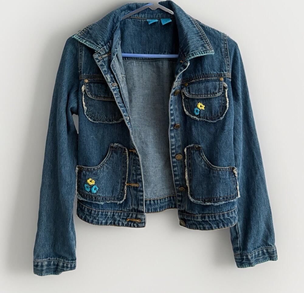 Juniors Denim Jacket Size M Blue Floral Embroidered Cropped 4 Pocket